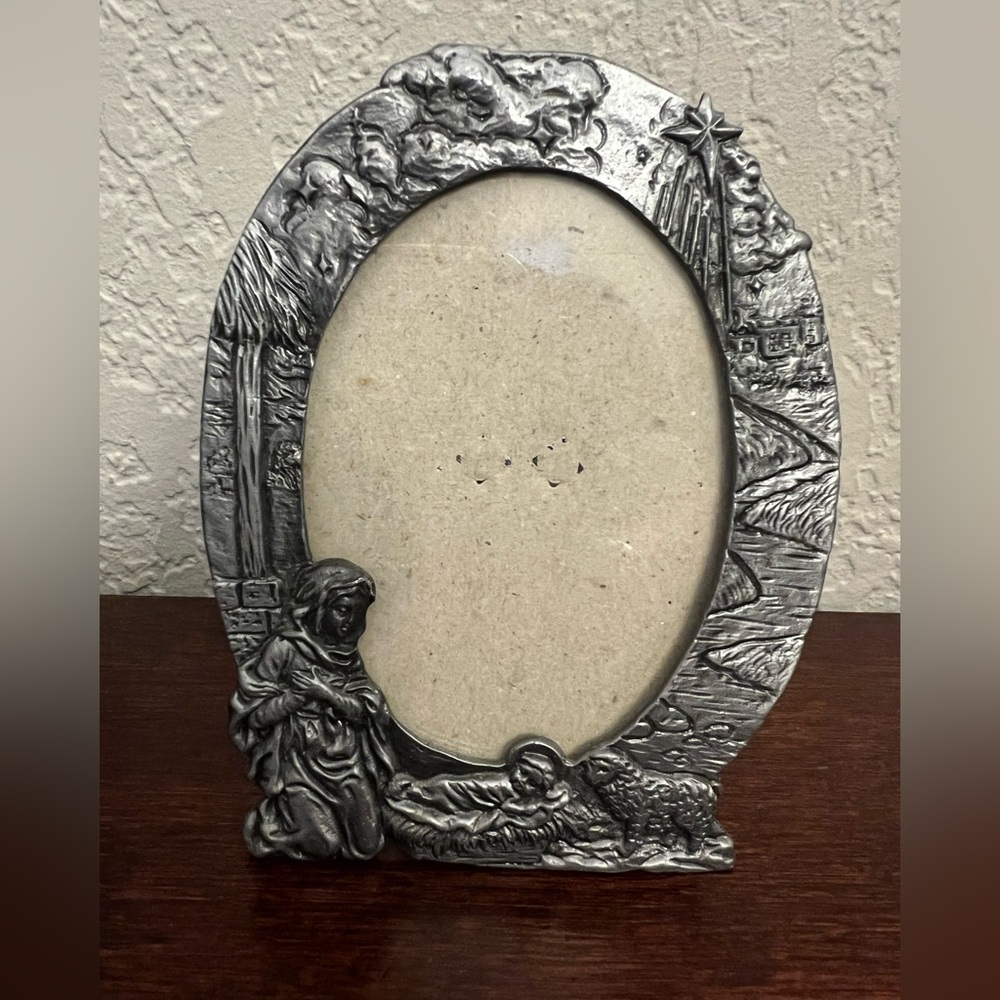 Vintage La Vie Picture Frame Oval Pewter Metal Nativity Scene Fits 3x4 Photo